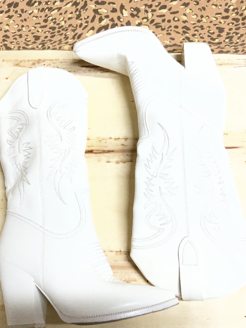 White cowgirl boots size 8 brand- Isnom 4” heel
